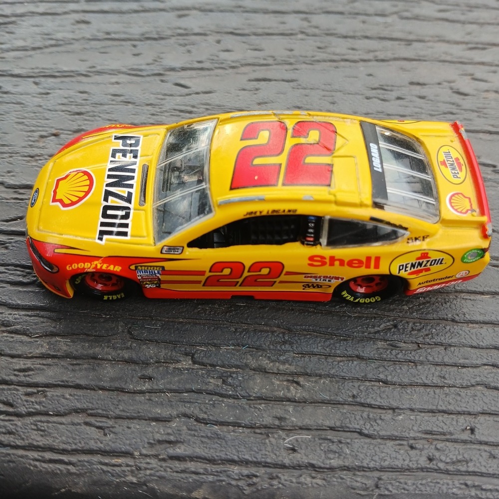 2017 Joey Logano Shell Pennzoil NASCAR 1:64 Diecast
